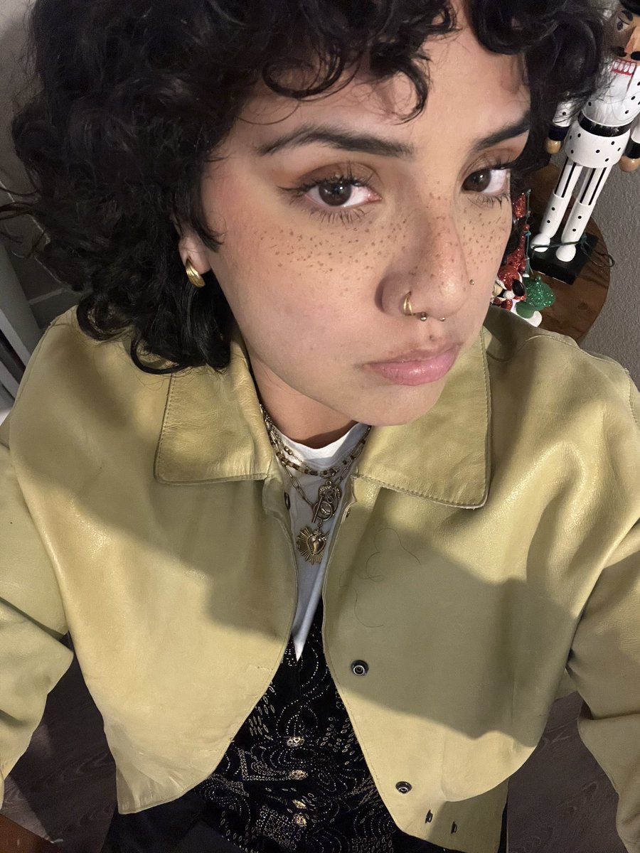 artisticlime's tweet photo. need my hair to grow out but at the same time I love short hair smh https://t.co/0uRsmRhoNv
