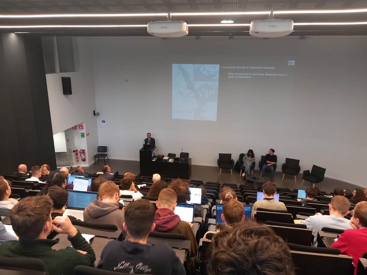 MasterDef_R2's tweet photo. Du monde... et du beau monde à la #MSHB pour cette 1ère séance des cafés ☕️ stratégiques de la place universitaire rennaise, en présence entre autres du général Heuzé, G2 de @armeeszoneouest.
Prochaine séance en janvier ! https://t.co/nynVMNWy76