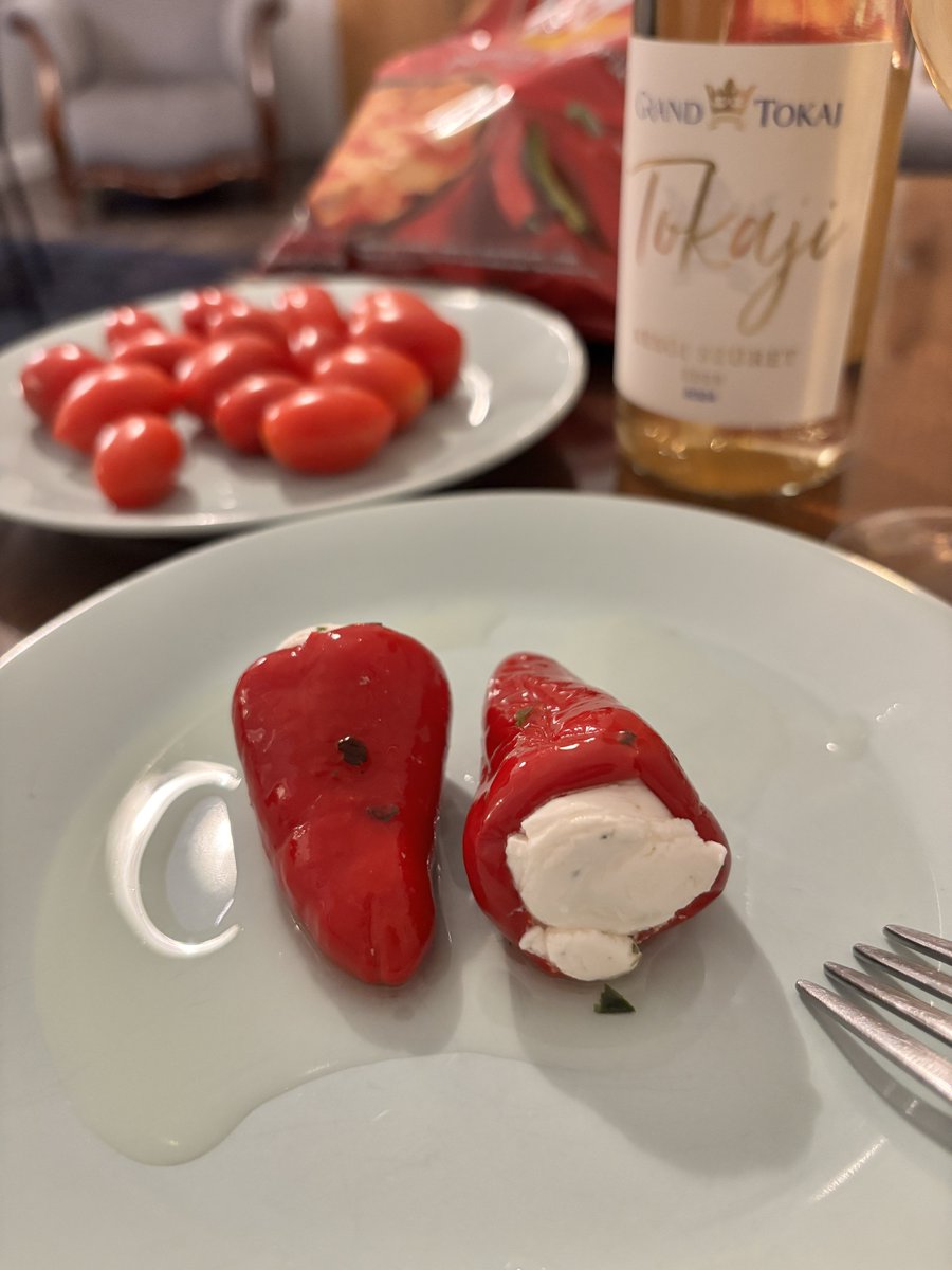 sakurasolotra's tweet photo. ハンガリーはアパートを借りたよ🇭🇺
スーパーで色々買って一人飲み🍷

@akkie4747 さんに教えてもらった唐辛子のチーズ詰め買った！欧州スーパーでよく見かけるけど何となく見た目がアレで避けてた…でも美味しくて今まで買わなかったこと後悔😢
ピリ辛で甘いトカイワインにぴったり🥰
最高の一人旅😋 https://t.co/jrQSndwyJX