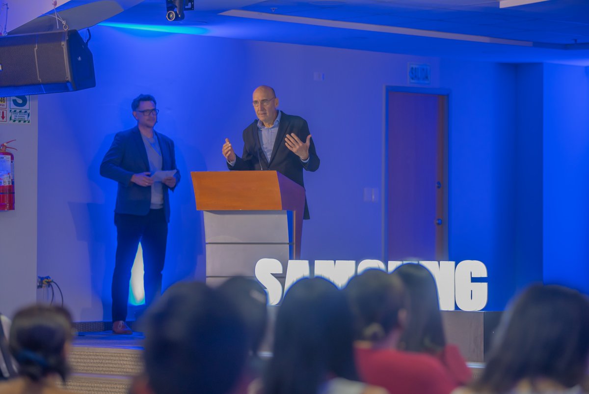 Pronabec's tweet image. 👏🏼 Felicitamos a cada graduado por este gran logro y reafirmamos nuestro compromiso de seguir acercando más oportunidades de formación tecnológica a los jóvenes talentos del Perú.

#PronabecSíTransformaVidas (7/7) 🧵