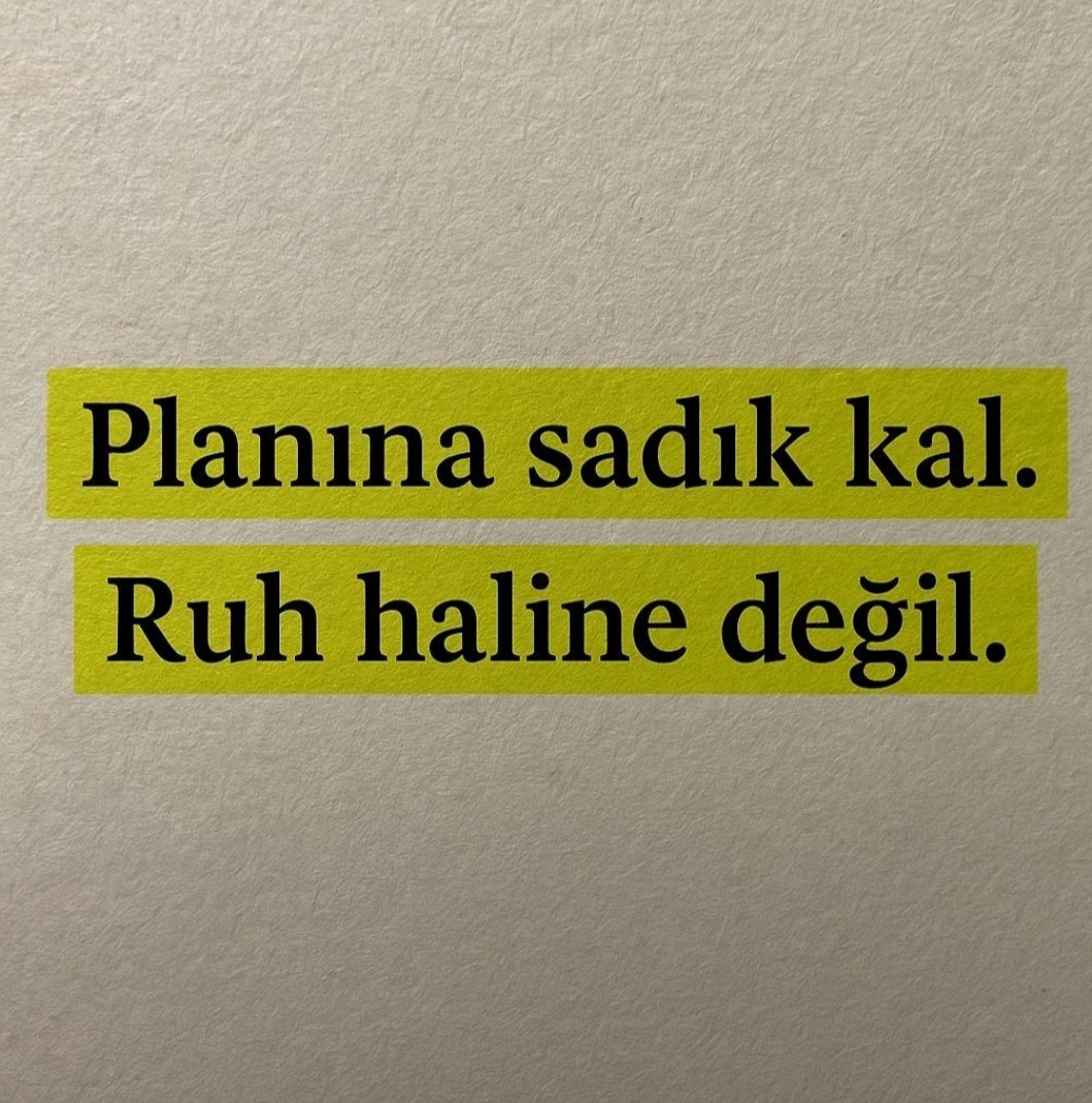 Planına sadık kal.✅
Ruh haline değil.❌

Ne yazık ki her gün aynı enerji ve motivasyonla uyanamıyoruz.  
Böyle günlerde yatırım yolculuğunda seni hedefine ulaştıracak şey duyguların değil, daha önce yaptığın planların ve istikrarındır. Disiplinle birlikte duygular değişken