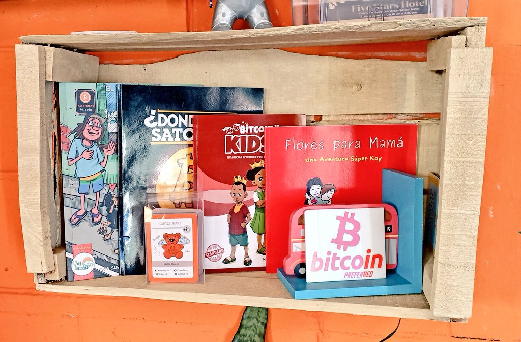 BitcoinBerlinSV's tweet image. Huge thanks to @AZA_21M and @BTCJuniorClub for delivering @KidsBitcoin! We’ve added it to our growing kids’ shelf at the Bitcoin Center, where we’re building a special collection just for children.

We truly appreciate your support in helping us create this space for young…