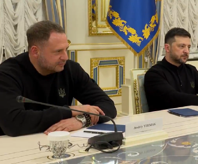 JasminLaine_'s tweet image. So… Chrystia Freeland was just filmed sitting beside Andriy Yermak, DAYS before his home was raided in a corruption probe, and he resigned. 

Canada has sent more money to Ukraine than any country on Earth… and this is who our “reconstruction envoy” is meeting with?

Optics…