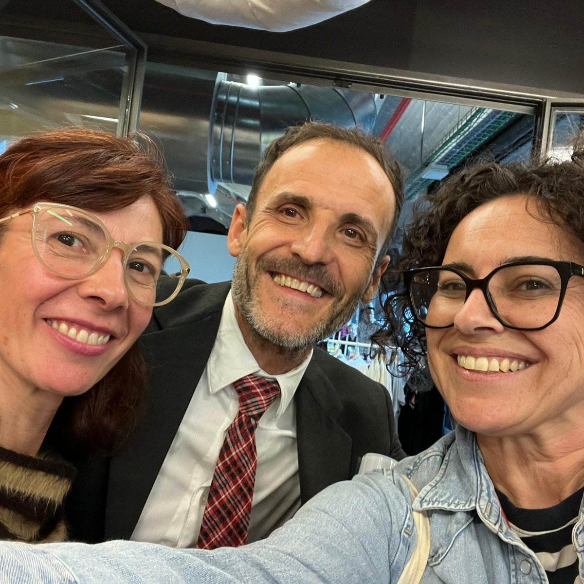 Buena tarde en <a href="/MiraLookBooks/">MiraLookBooks</a> con visitas de nuestro alumnado <a href="/EAAlbacete/">EA Albacete</a>  y encuentros con amigos <a href="/ramonpeco/">Ramón Peco</a> #lamasbella 
#madrid