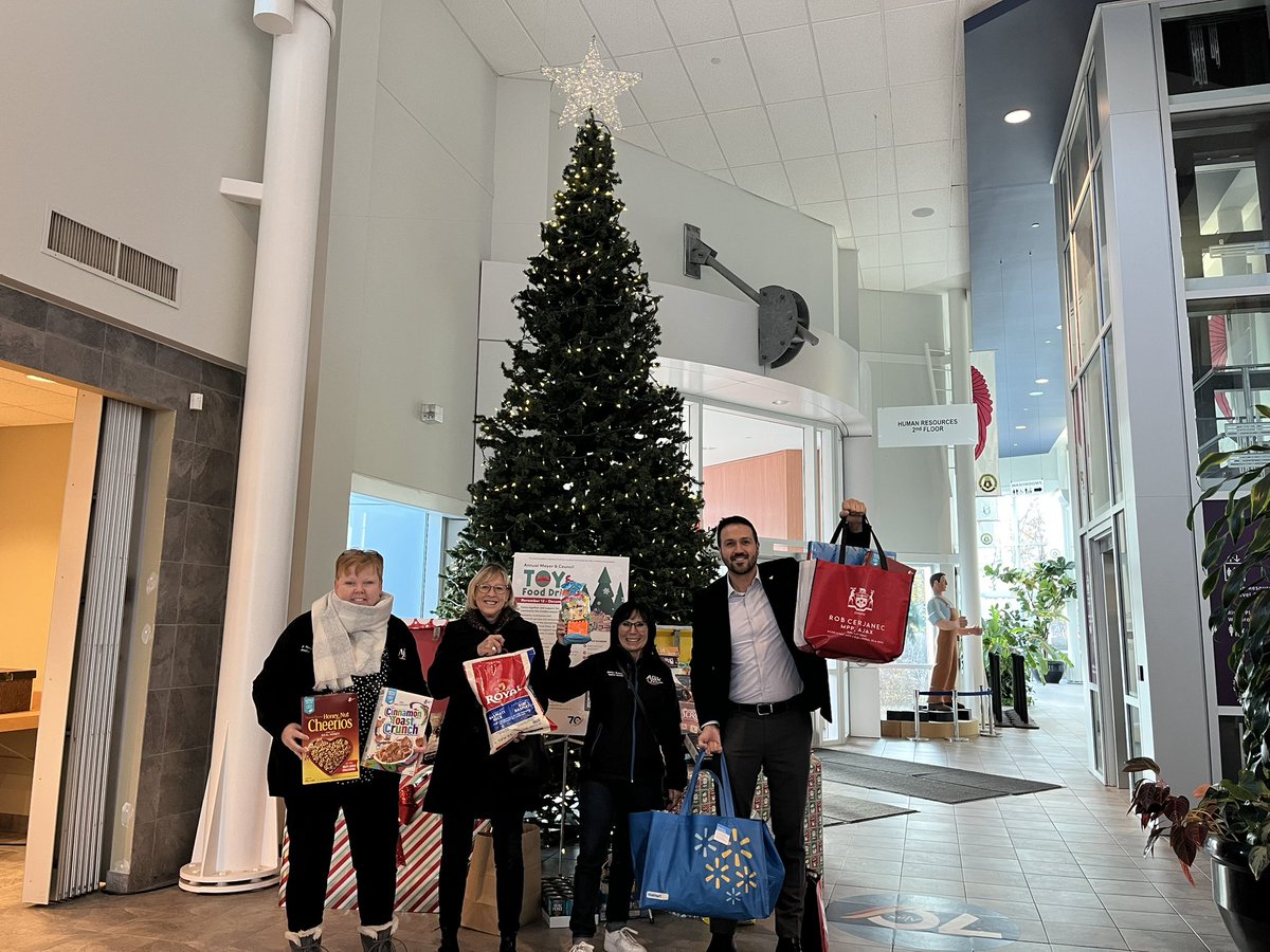 TownOfAjax's tweet image. Thank you MPP @Rob4Ajax for stopping by to make a donation to the Annual Mayor &amp;amp; Council Toy &amp;amp; Food Drive today!

Continue donating until December 10!

Learn more about donation drop-off locations, items in need and details on how to participate this year at…