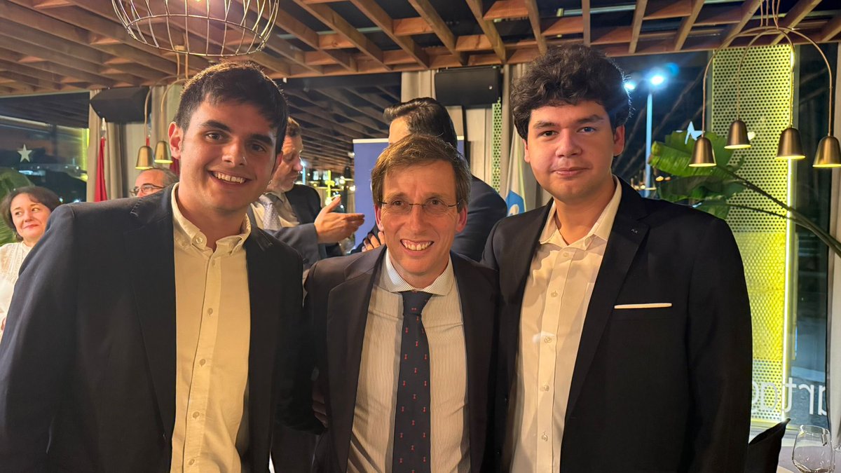 Volvemos a juntarnos en la cena de navidad del <a href="/pp_latina/">PP Latina</a>, un encuentro en el que compartimos momentos y risas en una gran compañía, como la de nuestro concejal-presidente y gran presidente de partido <a href="/albertogonzdiaz/">Alberto González D.</a>, nuestro alcalde <a href="/AlmeidaPP_/">José Luis Martínez-Almeida</a> y nuestro portavoz <a href="/cdpache/">Carlos Díaz-Pache</a>.