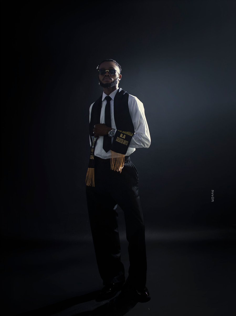 For this shoot, Shegundo wanted to be isolated and represented as a creative. "Veema I want make people know say we be creatives as thespians wey we be, I don't want a regular shoot" l decided to use light has my major tool to bring this to life.