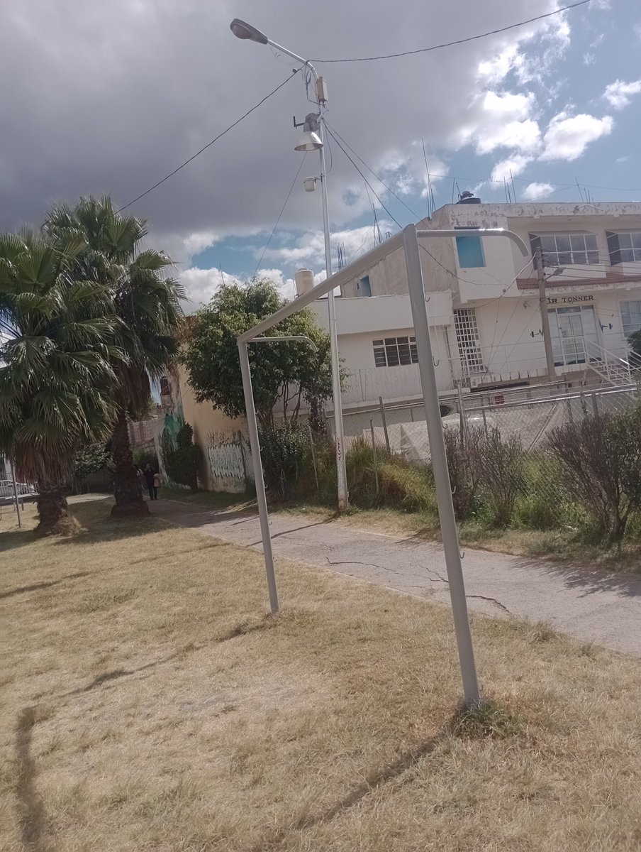 malda8084's tweet photo. Muchísimas gracias @ClementeGomezM  @Servicios_Pub  @manolo_riv  siempre atendiendo, siempre serviciales.
Departe de la Giralda,muchas, muchas gracias por atender nuestras gestiones. 
nuestro parque al  💯 hoy con una manita de gato vuelve a brillar
Larga vida @Servicios_Pub https://t.co/3kdtgLcc8w