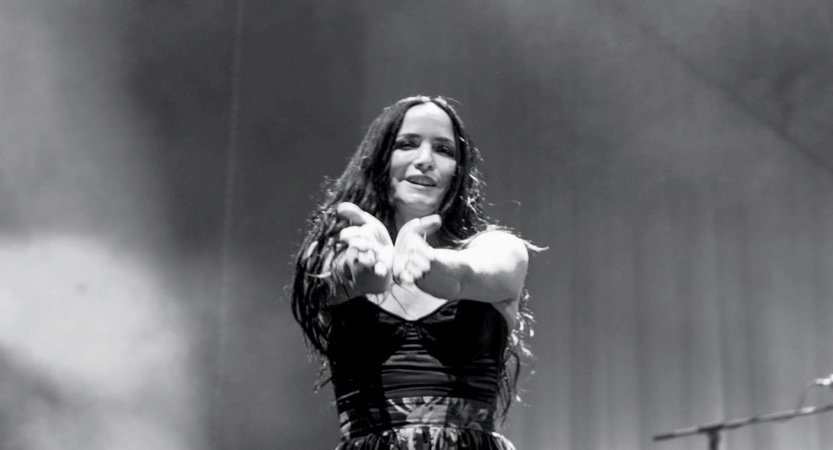 corrcraig's tweet image. Love you @ACorr_Official these wonderful bw photos Mark the end to a perfect year for us ❤️ @CorrsOfficial