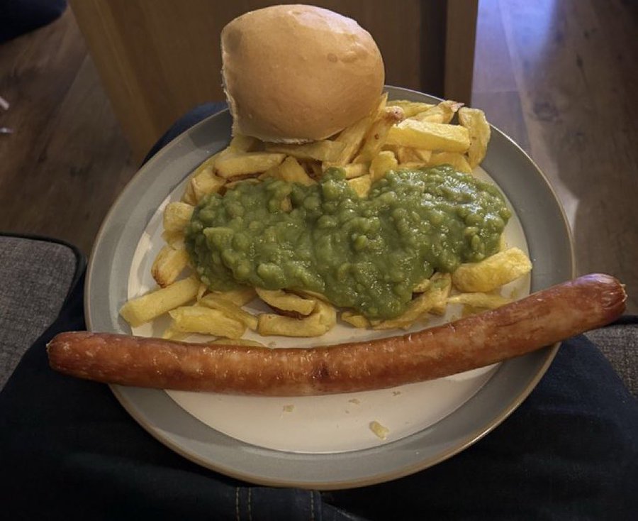 NiiLampteyShow's tweet image. Had to get in the mood for Middlesbrough away with a pre Bigfoot sausage before getting on the coach at 1pm! 

It’s on and here’s hoping for 3 more points in the bag folks 👍👌 #pusb