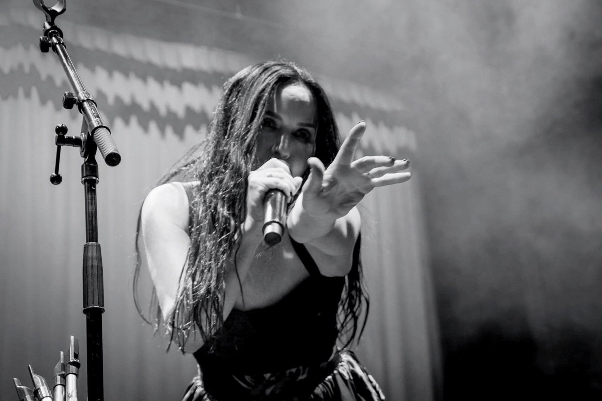 corrcraig's tweet image. Love you @ACorr_Official these wonderful bw photos Mark the end to a perfect year for us ❤️ @CorrsOfficial