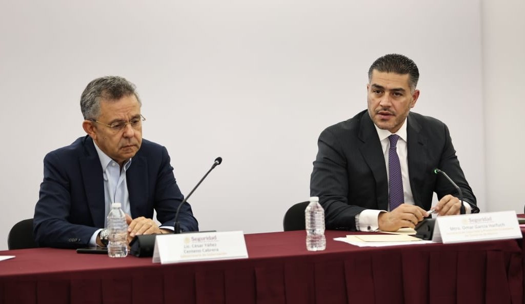 Luis_diazdeleon's tweet photo. Reunión de trabajo con camaras, asociaciones y empresas de transportistas de nuestro país, con el objetivo de fortalecer la estrategia de seguridad, para seguir adelante en la reducción de las conductas delitivas que les afectan, durante 2025 se ha presentado una disminusión significativa, pero debemos reforzar la vigilancia en carreteras con patrullaje y operativos de  caracter regional. Al frente de la reunión el titular de la @SSPCMexico @OHarfuch en coordinación con el Subsecretario de Gobernación Lic. Cesar Yañez  @SEGOB_mx y el General Hernán Cortés Comandandante de @GN_MEXICO_, Lic Francisco Moreno Comisionado de Servicio de Protección Federal @spf_sspc y el Lic. Jesús Lozada González Titular de la Unidad Antisecuestro y Antiextorsión.