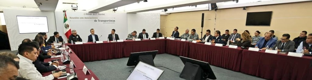 Luis_diazdeleon's tweet photo. Reunión de trabajo con camaras, asociaciones y empresas de transportistas de nuestro país, con el objetivo de fortalecer la estrategia de seguridad, para seguir adelante en la reducción de las conductas delitivas que les afectan, durante 2025 se ha presentado una disminusión significativa, pero debemos reforzar la vigilancia en carreteras con patrullaje y operativos de  caracter regional. Al frente de la reunión el titular de la @SSPCMexico @OHarfuch en coordinación con el Subsecretario de Gobernación Lic. Cesar Yañez  @SEGOB_mx y el General Hernán Cortés Comandandante de @GN_MEXICO_, Lic Francisco Moreno Comisionado de Servicio de Protección Federal @spf_sspc y el Lic. Jesús Lozada González Titular de la Unidad Antisecuestro y Antiextorsión.