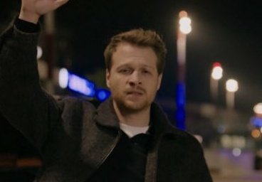 bosver zaten eleni daha iyilerine layıktı
bosver kardesim allah bi kapiyi kapatir seni gorunce diger kapiyida kapatır 
bosver kız daha iyilerine layık