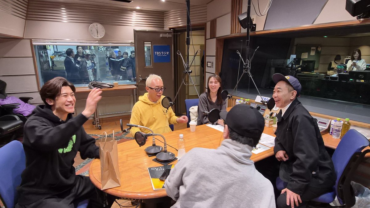 kinashinokai's tweet image. みなみなみな様❗
おはよ～ございます🌅
#ラジレオン からの…
土曜朝６時 #木梨の会 
🍁生•放•送🍁スタート😁
今週のアシスタントは…
缶ビール山形こと🍺
山形純菜アナ🎙️

#TBSラジオ