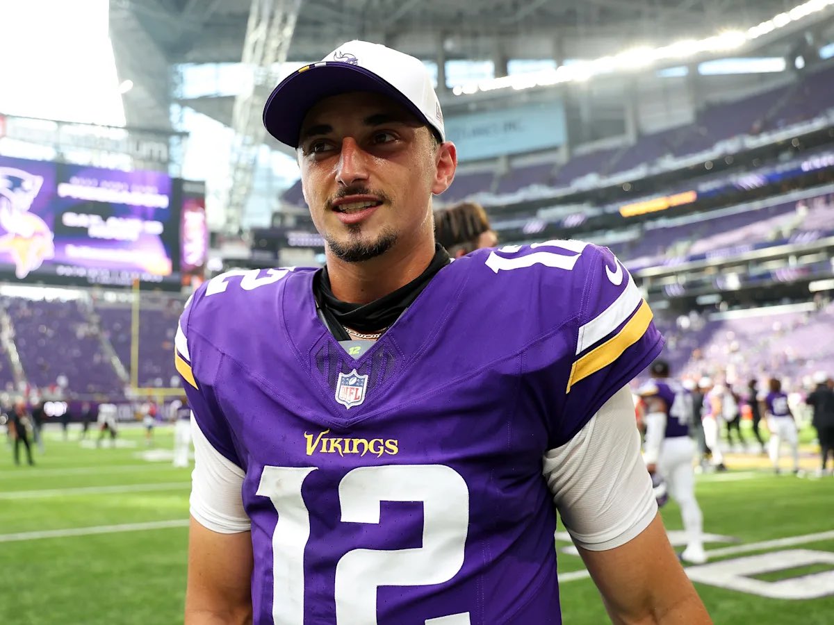 NFCNorthNewss's tweet image. The #Vikings QB room Sunday vs the #Seahawks: 

QB 1- Max Brosmer
QB 2- John Wolford
Emergency Quarterback- Justin Jefferson

🍿👀