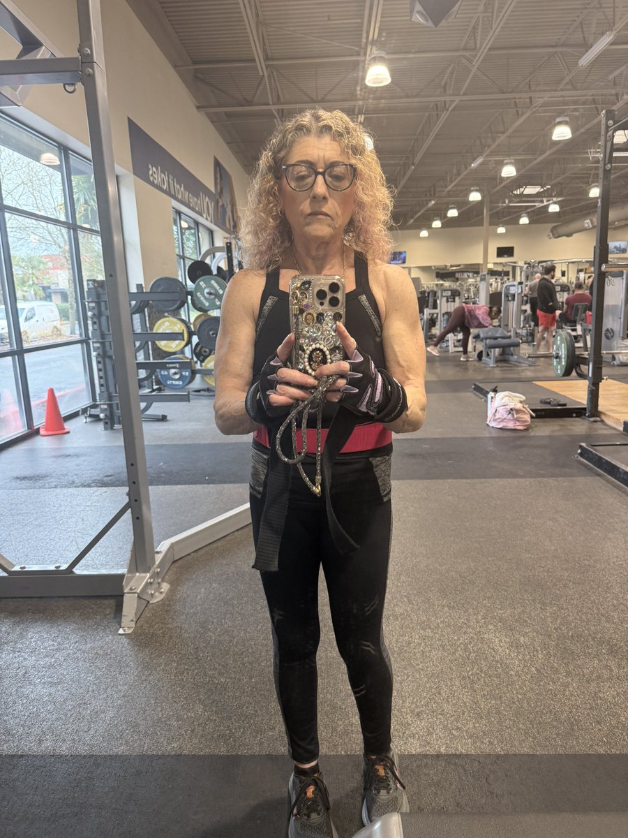 Best way to spend Black Friday!!! It’s leg day and cardio after!!  Burning off the carb binge from yesterday!!! 😆