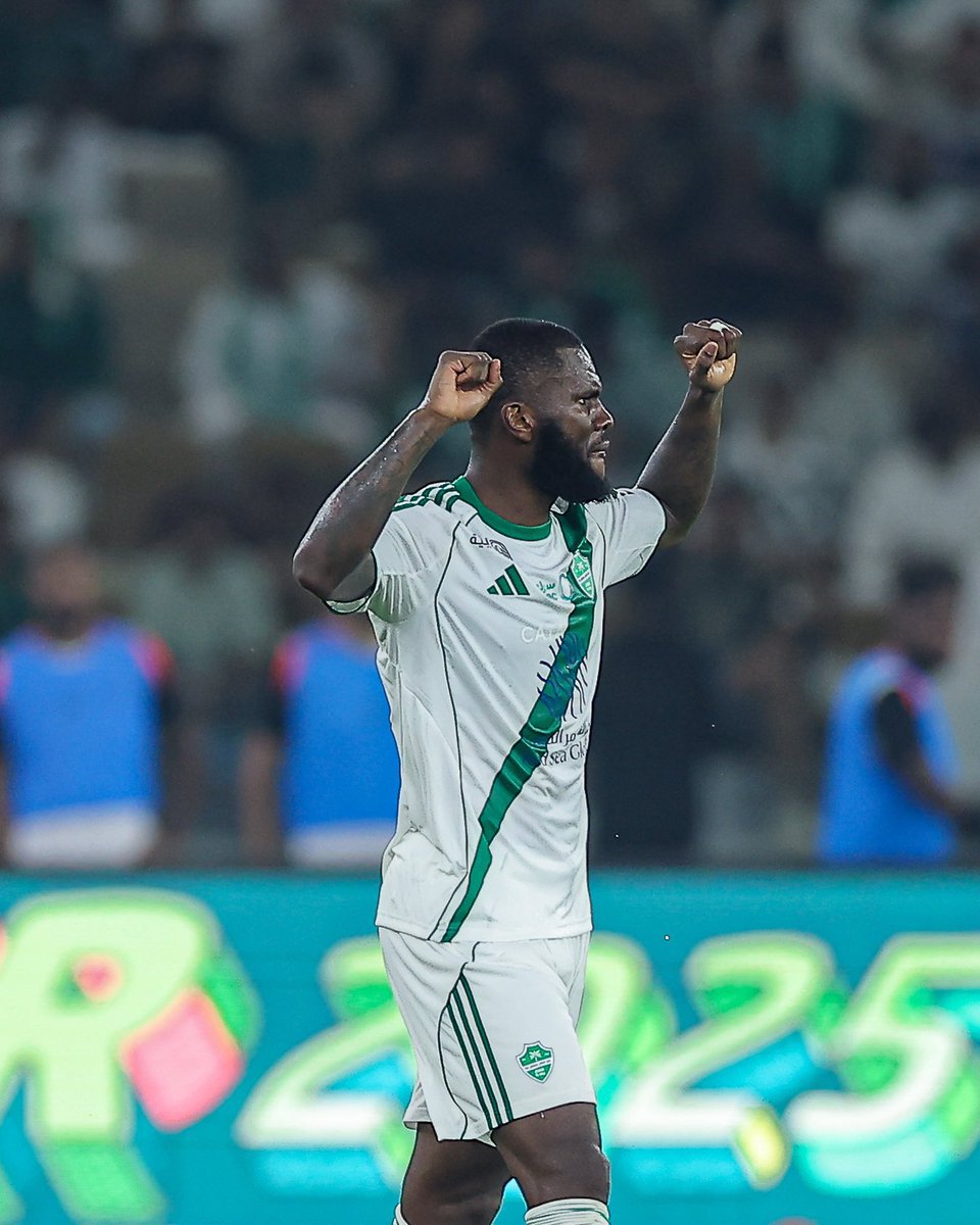 الف مبروك ياملوووووك

#فرانك_كيسيه يصارع لحاله في وسط الملعب من ثلاث سنوات

ورغم ذالك مايخذلك ابدا

💚🤍
 #الاهلي_القادسيه