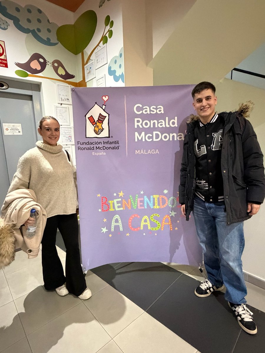 Los 𝐣𝐨́𝐯𝐞𝐧𝐞𝐬 de las 𝐇𝐞𝐫𝐦𝐚𝐧𝐝𝐚𝐝𝐞𝐬 𝐝𝐞𝐥 𝐃𝐨𝐦𝐢𝐧𝐠𝐨 𝐝𝐞 𝐑𝐚𝐦𝐨𝐬 de #CofradíasMLG han participado en un taller de decoración navideña organizado por <a href="/CasaRonaldMLG/">Casa Ronald Málaga</a> .

Una jornada marcada por la convivencia, la ilusión y el espíritu solidario.

#CofradiasMLG