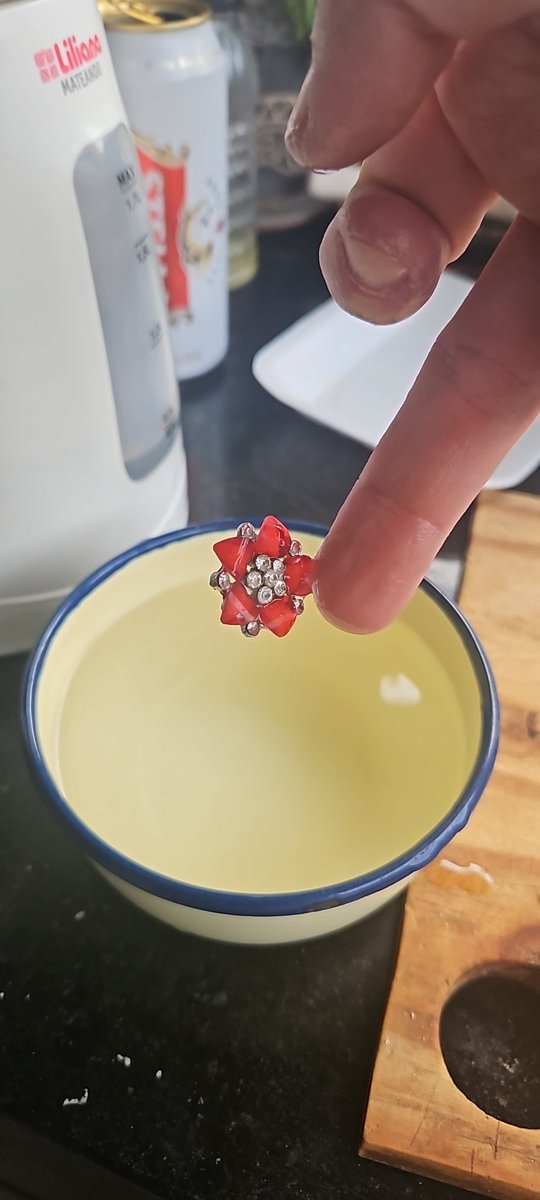 Estaba pegando con la gotita un anillo de mi hija.... Ahora mío