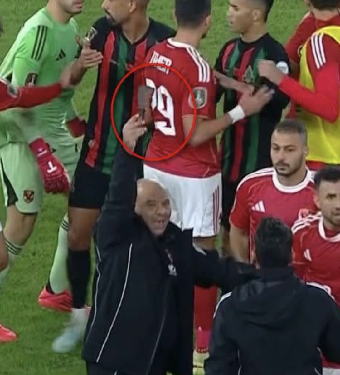 وليد بيصرخ: 
بتاعة مين دي يا جماعة؟!