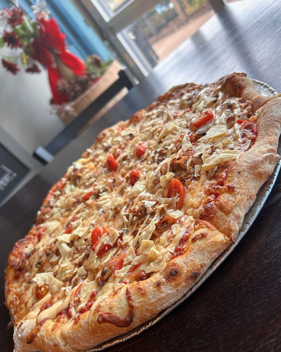NEW PIZZA SPECIAL | ELVES GONE WILD 🤪
Chicken Tinga Pizza... A holiday party of flavor the North Pole never saw coming.

Spicy shredded chicken tinga, pickled onion, cherry tomatoes, melted mozzarella, tortilla chips, and a drizzle of chipotle crema.

$20 Small | $23 Large