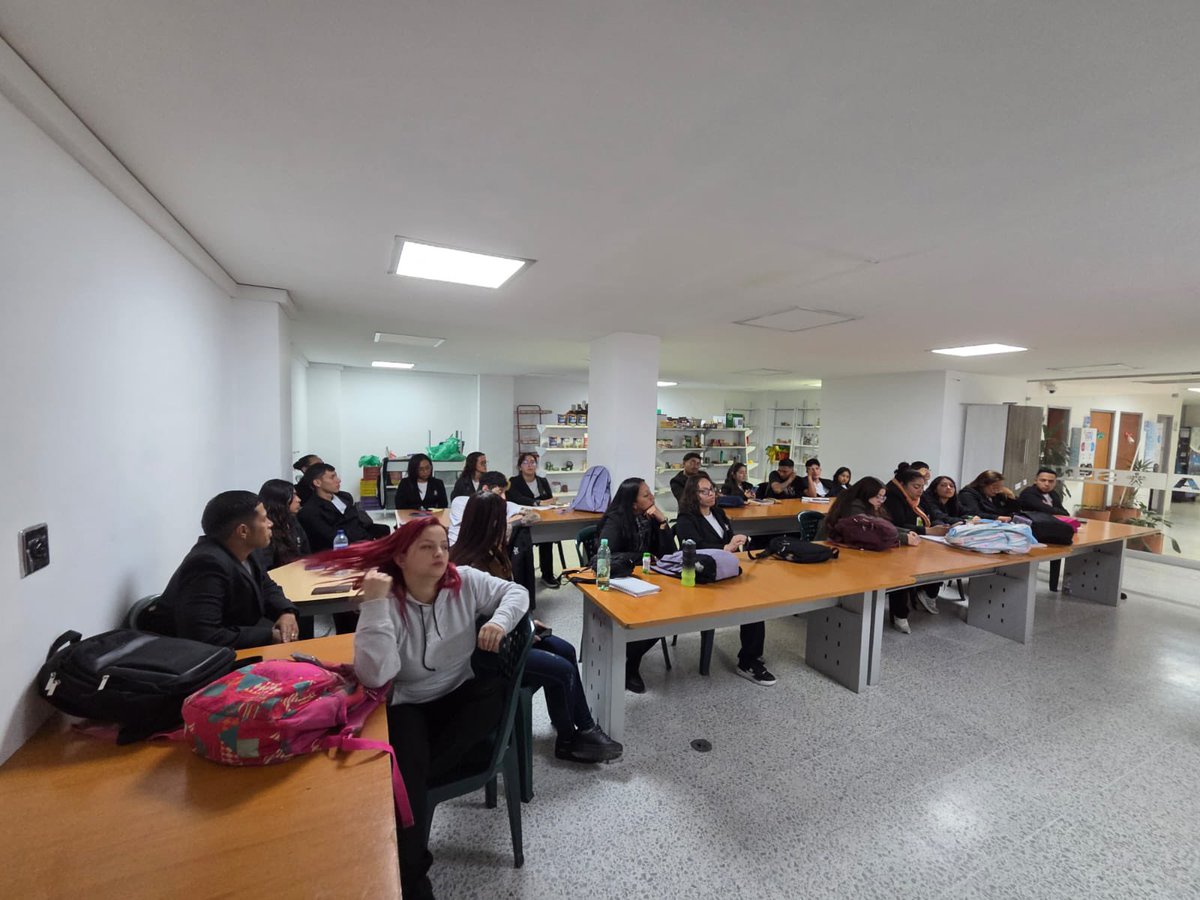 SubLGBTI's tweet image. 🌈 En el SENA Fontibón seguimos construyendo una red diversa de aprendizaje junto a los Vigías LGBTI de la Secretaría Distrital de Seguridad, Convivencia y Justicia.

Durante este encuentro socializamos la Política Pública LGBTI de Bogotá y reforzamos nuestro compromiso con…