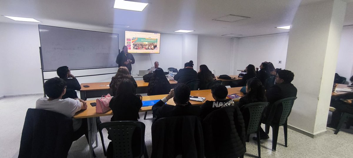 SubLGBTI's tweet image. 🌈 En el SENA Fontibón seguimos construyendo una red diversa de aprendizaje junto a los Vigías LGBTI de la Secretaría Distrital de Seguridad, Convivencia y Justicia.

Durante este encuentro socializamos la Política Pública LGBTI de Bogotá y reforzamos nuestro compromiso con…