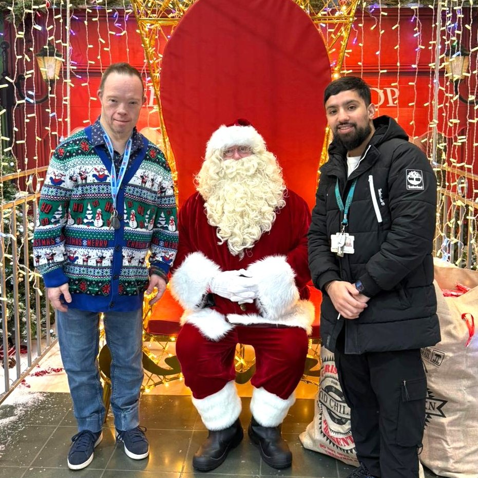It's always nice to bump into people you recognise in the Spindles!

Paul and Khizer are getting into the spirit of things early this year!

🎅🎄🎁 <a href="/oldhamshopping/">Spindles Town Square</a>