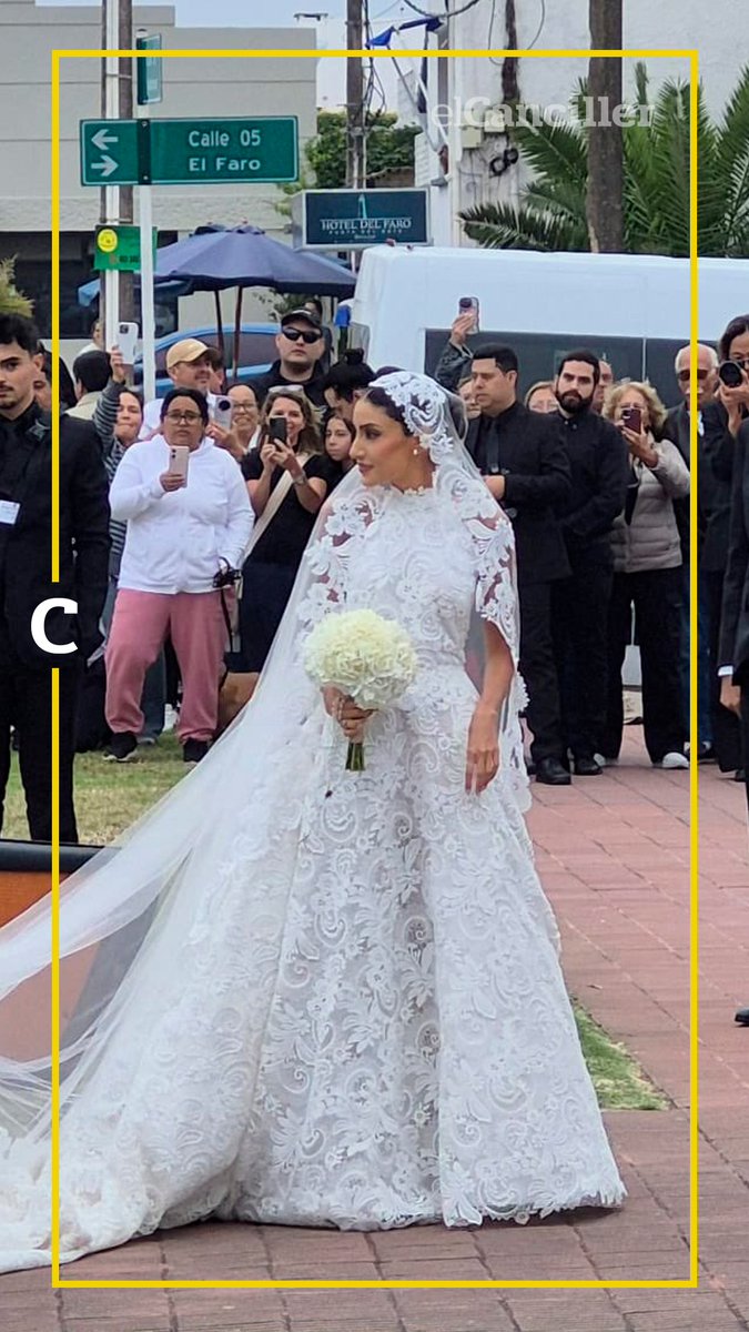 elcancillercom's tweet image. [AHORA] Mega boda de paraguayos en Punta del Este: con su imponente vestido, así fue la llegada de Giuliana Tenace Caballero a la Iglesia Nuestra Señora de La Candelaria. 👰🏻‍♀️ 

📸 @emekavoces