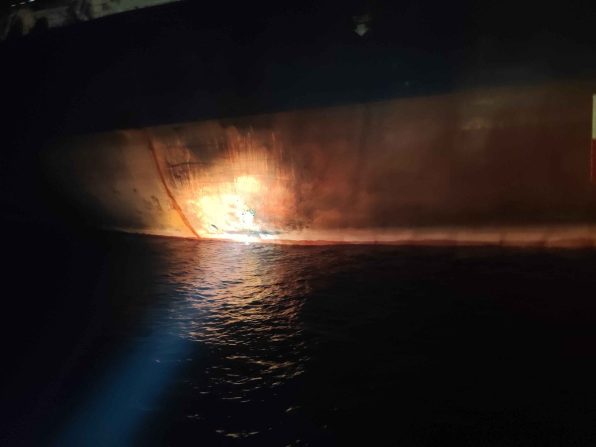 denizcilikgm's tweet image. 🚨Karadeniz açıklarında hasar alan VIRAT gemisinde yangın veya acil bir durum bulunmamaktadır. Personelin gemi terk talebi yoktur. Olası bir duruma karşı Zonguldak Bölge Liman Başkanlığımız koordinasyonunda yangın söndürme ve çeki kabiliyetli römorkör bölgeye sevk edilmiştir.