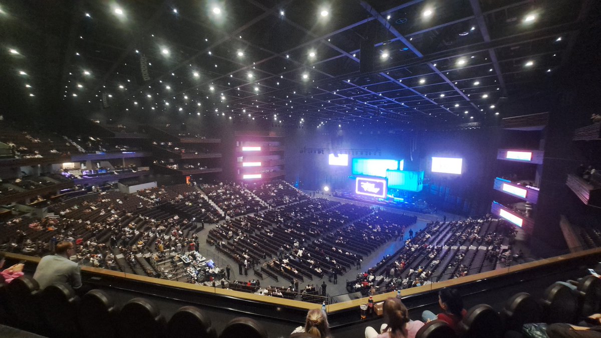 _kisel_'s tweet image. На таких концертах важно две вещи:
1. Не забывать что снегири не гири
2. Не встретить знакомого

На секторе 10 тыщ шизящих баб на каблуках под просекой и тыща хмурых мужиков с рюмкой арарата