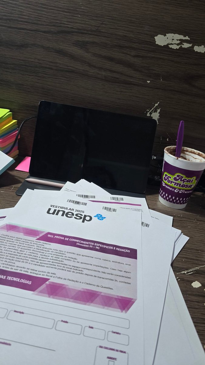 studywesther's tweet image. Minha mesa refletindo meu estado mental