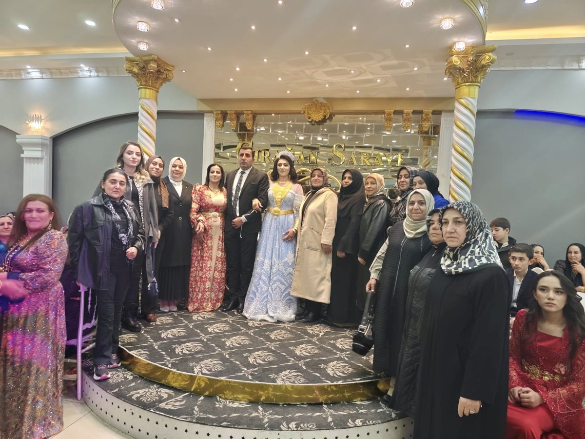 akkadinvann's tweet photo. Siyasi ve Hukuki İşler Başkanımız @sibel65ayd,Yönetim Kurulu Üyelerimiz ile; Genel Merkez Kadın Kolları MKYK Üyemiz ve İl Koordinatörümüz @MunevverErtus’un kıymetli kardeşleri #ERDAL &amp; #ROJİN çiftimizin nişan törenine katılım sağladık.
Çiftimize iki cihan saadeti diliyoruz. https://t.co/DrcwywbHWE