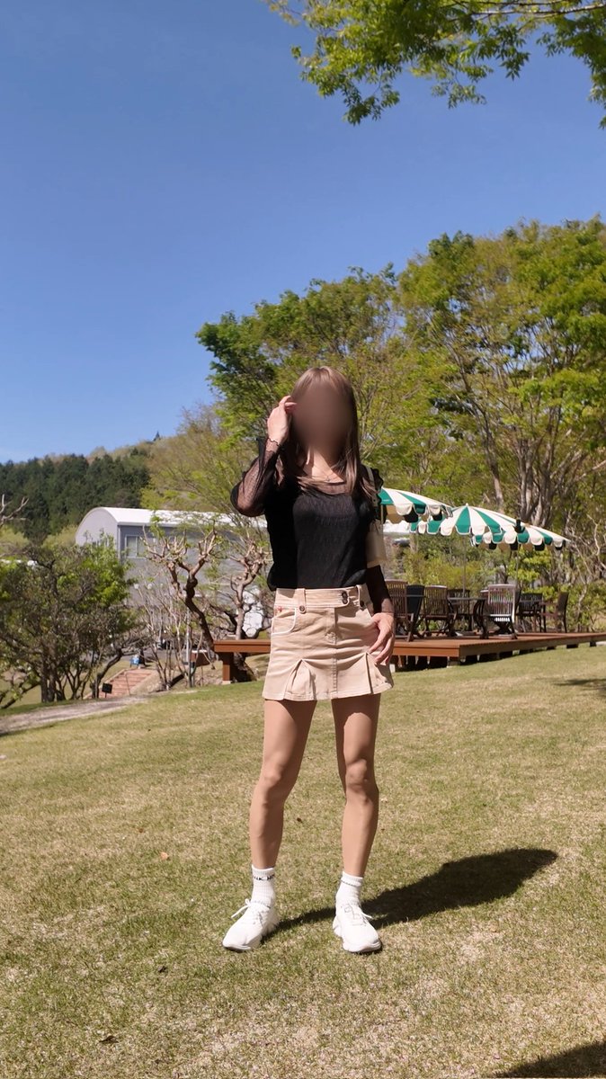 ジップのワンピースはあまり撮らなくて、スカートにお着替え