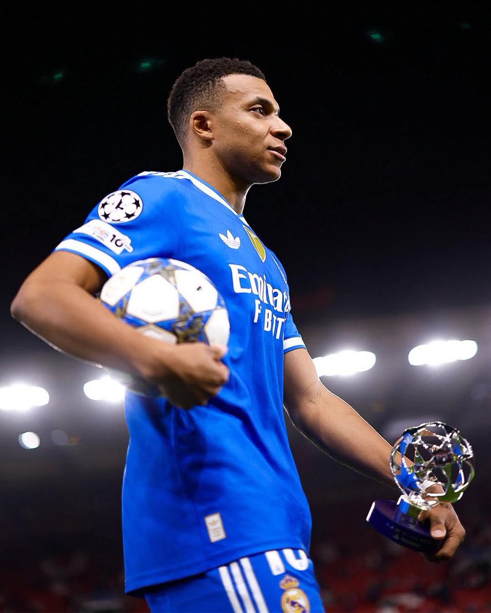 🚨 BOUM !💣🔥 Les fans de Cristiano Ronaldo craignent que Kylian Mbappé ne batte son record de buts en Ligue des Champions cette saison ! ✅

En 2013/2014, Cristiano Ronaldo avait inscrit 17 buts en une seule saison de Ligue des Champions.

Kylian Mbappé a déjà marqué 9 buts en 5