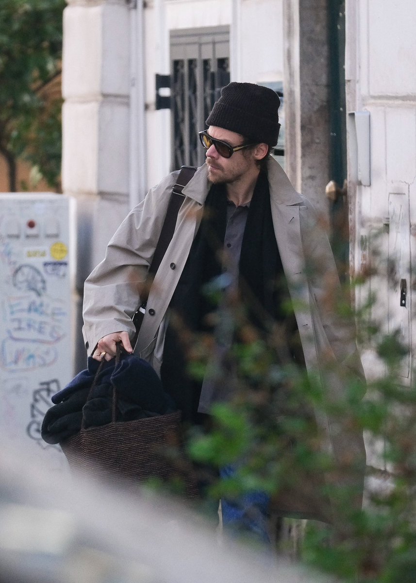 hsdaily's tweet image. Harry out and about in Italy today - 28 November