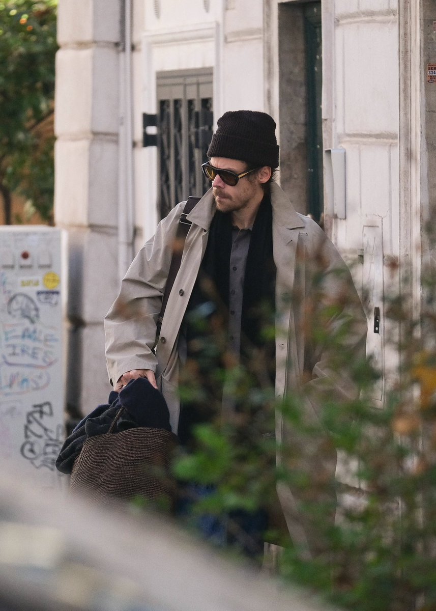 hsdaily's tweet image. Harry out and about in Italy today - 28 November