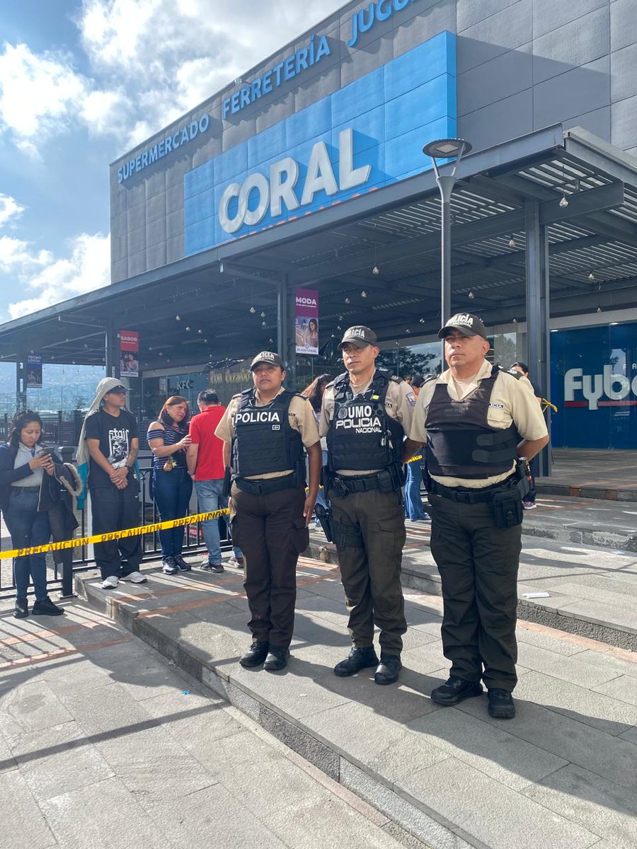 PoliciaEcZona9's tweet image. CUIDAMOS DE TI 🔵

En distintos sectores de #UIO, reforzamos la presencia policial en centros comerciales, plazas y zonas comerciales durante el #BlackFriday, para que disfrutes con tranquilidad.

#ServirYProtegerConFirmeza