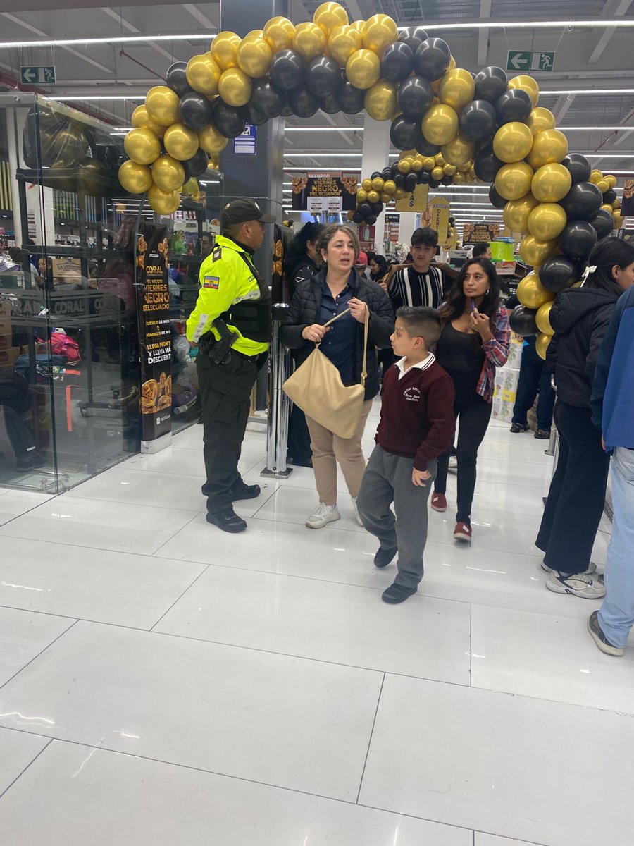 PoliciaEcZona9's tweet image. CUIDAMOS DE TI 🔵

En distintos sectores de #UIO, reforzamos la presencia policial en centros comerciales, plazas y zonas comerciales durante el #BlackFriday, para que disfrutes con tranquilidad.

#ServirYProtegerConFirmeza