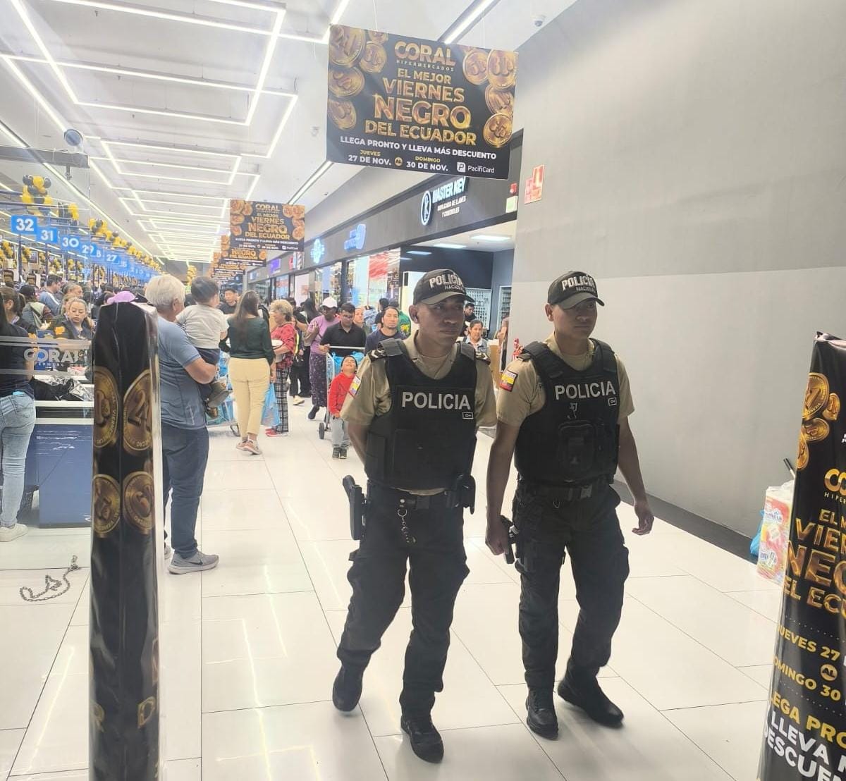 PoliciaEcZona9's tweet image. CUIDAMOS DE TI 🔵

En distintos sectores de #UIO, reforzamos la presencia policial en centros comerciales, plazas y zonas comerciales durante el #BlackFriday, para que disfrutes con tranquilidad.

#ServirYProtegerConFirmeza