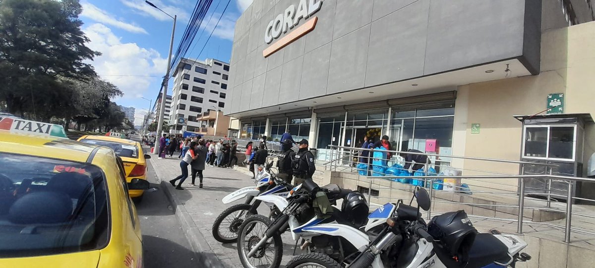 PoliciaEcZona9's tweet image. CUIDAMOS DE TI 🔵

En distintos sectores de #UIO, reforzamos la presencia policial en centros comerciales, plazas y zonas comerciales durante el #BlackFriday, para que disfrutes con tranquilidad.

#ServirYProtegerConFirmeza