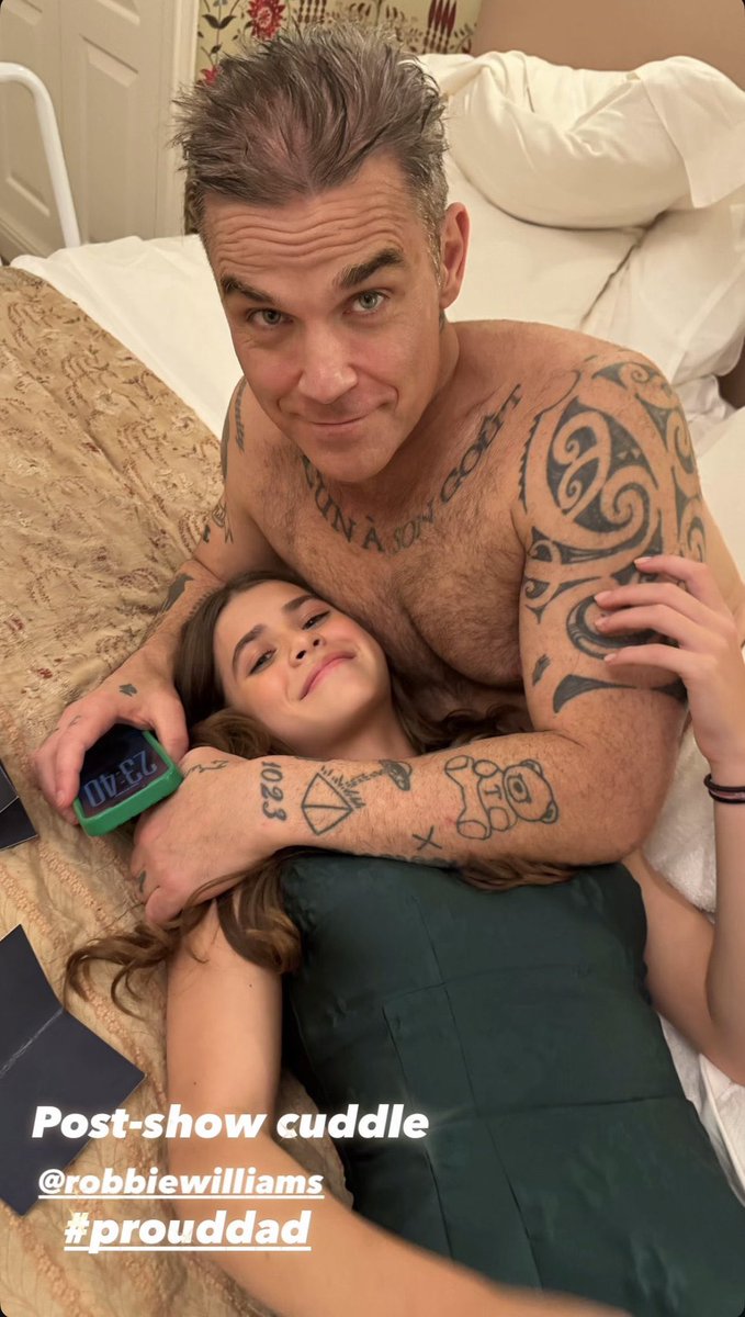 Robbie Williams and Teddy. This is insane 😭😭😭