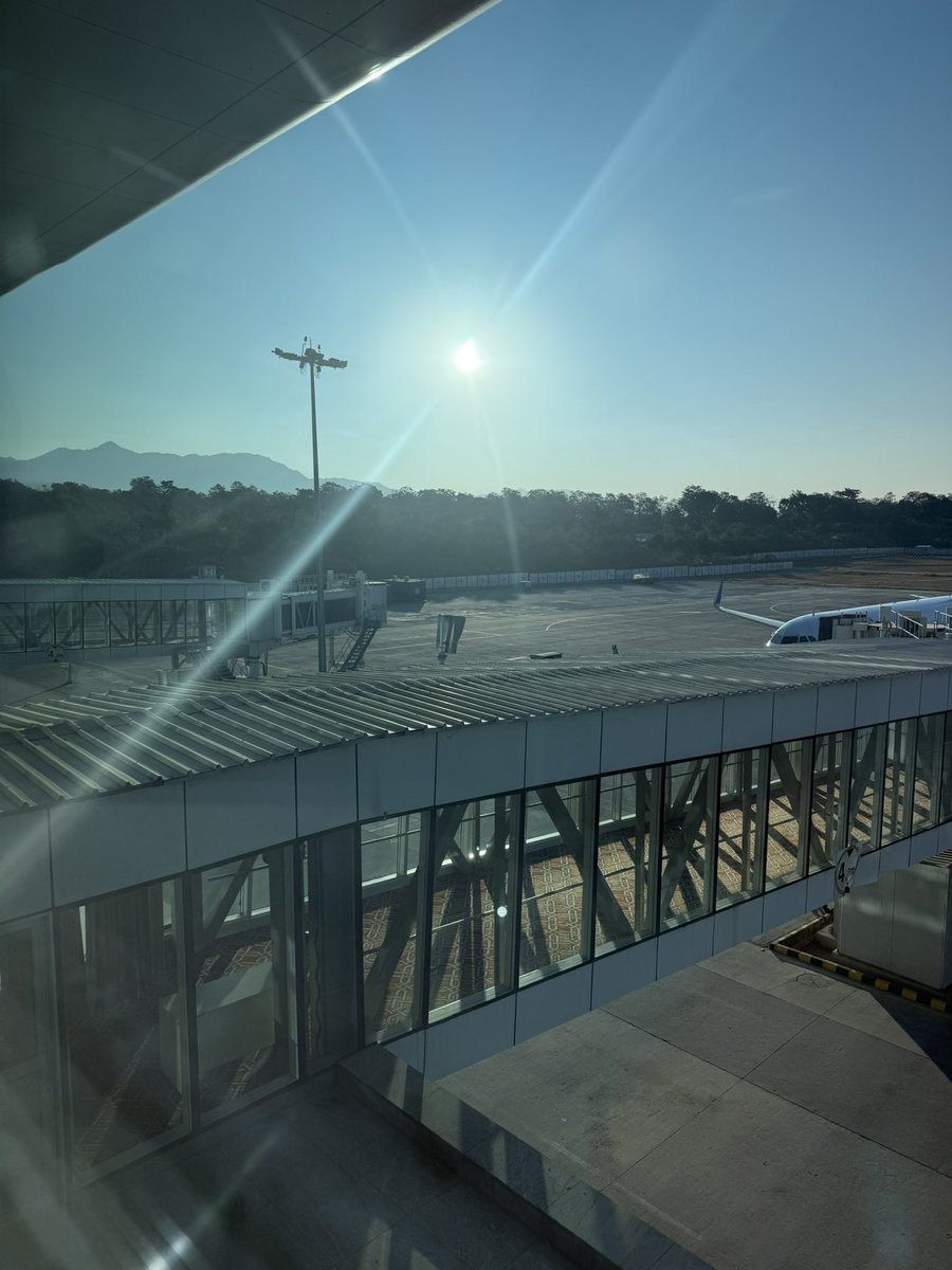 OverthinkKaAdda's tweet image. If you don’t know Jolly Grant Airport (Dehradun), you’re missing one of India’s most scenic gateways.

A compact, beautifully designed terminal tucked right beside the mountains.

And no, Jolly Grant wasn’t a person. It was a family whose land became this airport. ✈️🌄

#Travel…