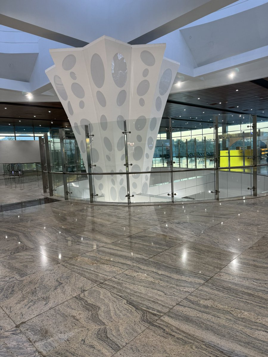 OverthinkKaAdda's tweet image. If you don’t know Jolly Grant Airport (Dehradun), you’re missing one of India’s most scenic gateways.

A compact, beautifully designed terminal tucked right beside the mountains.

And no, Jolly Grant wasn’t a person. It was a family whose land became this airport. ✈️🌄

#Travel…