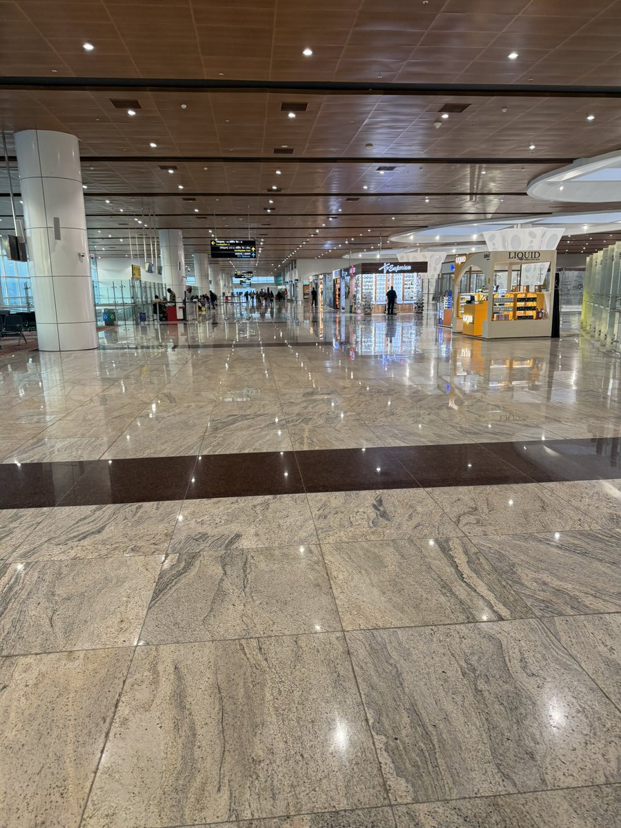 OverthinkKaAdda's tweet image. If you don’t know Jolly Grant Airport (Dehradun), you’re missing one of India’s most scenic gateways.

A compact, beautifully designed terminal tucked right beside the mountains.

And no, Jolly Grant wasn’t a person. It was a family whose land became this airport. ✈️🌄

#Travel…