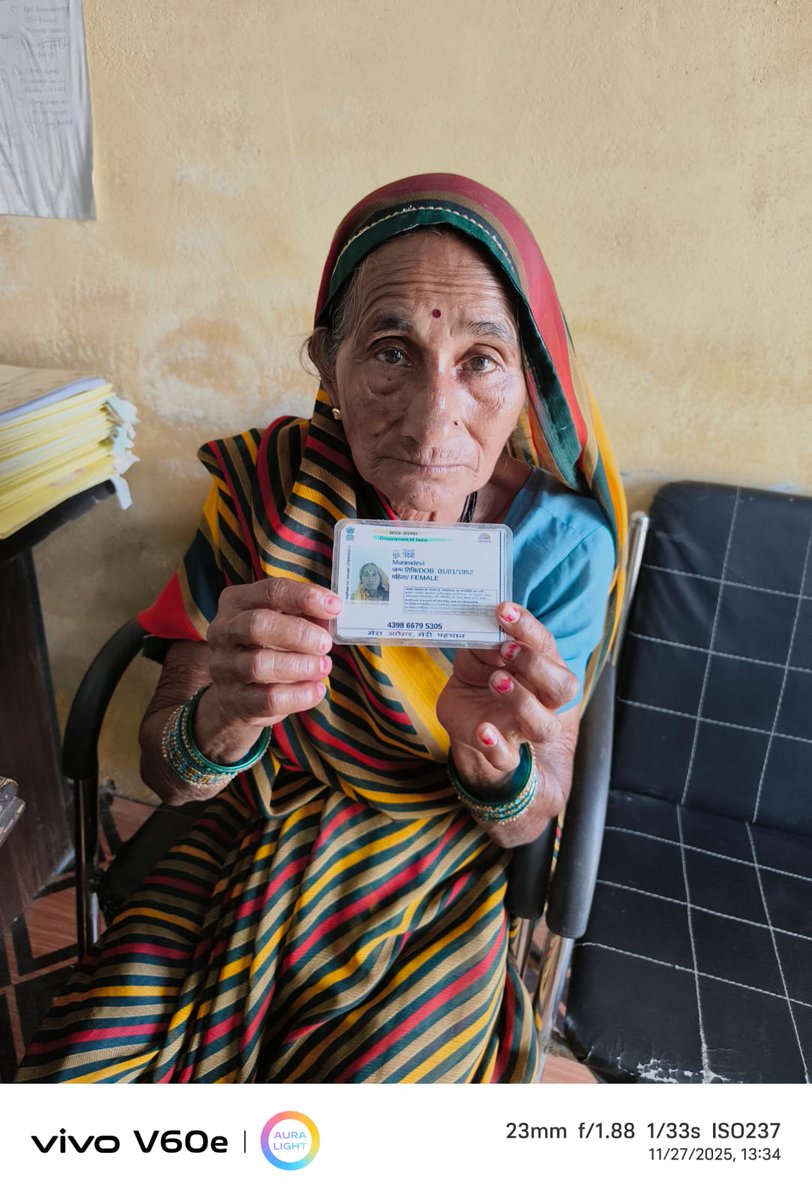 "दिनांक 25 नवंबर से 25 दिसंबर के आयुष्मान कार्ड विशेष अभियान" के दौरान जनपद #जालौन के #नदीगांव विकासखंड में आशा कार्यकत्रियों के सहयोग से आयुष्मान आरोग्य मंदिर में CHO के द्वारा अवशेष लाभार्थी सहित 70+ आयु के वृद्धजनों के आयुष्मान कार्ड बनाए जा रहे हैं। <a href="/DmJalaun/">DM Jalaun</a> <a href="/CommissionerJha/">Commissioner Jhansi</a>