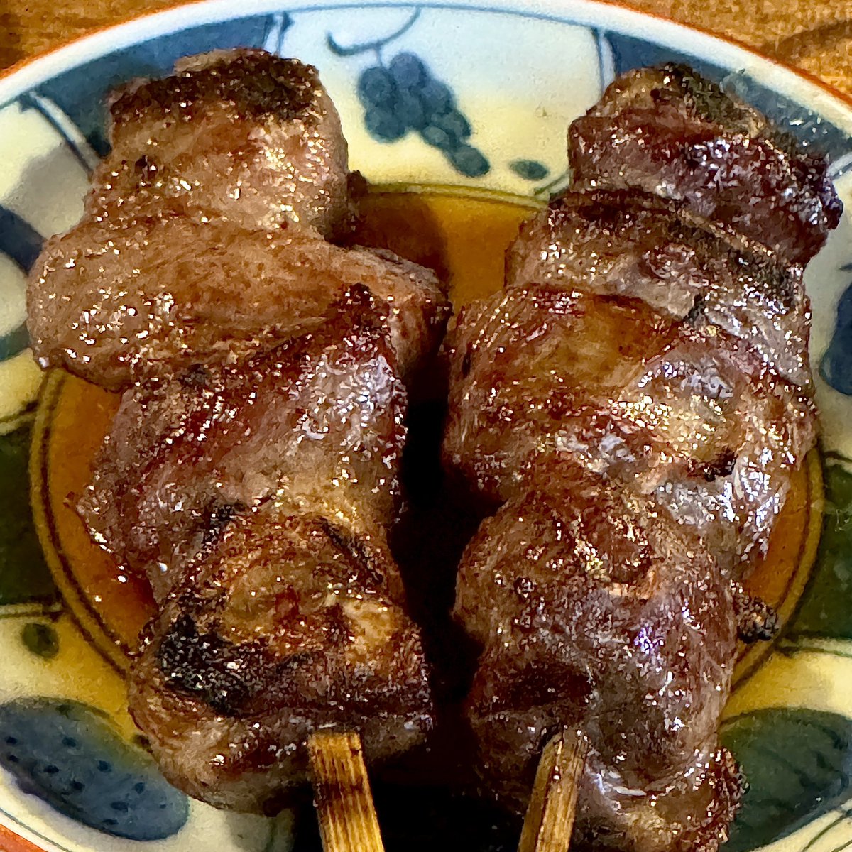 tinytinykingdom's tweet image. 土よ宇、勝手に三文の徳セット😅カシラスヤキワカヤキオス、ワカヤキならではの柔らかさとジューシーさ、朝から、みんな黙って、おいしさを共有😋12/3は、各所でおじさん達が朝から並んだりして、オモシロ風景が見られるのかなぁ、頑張ります👍