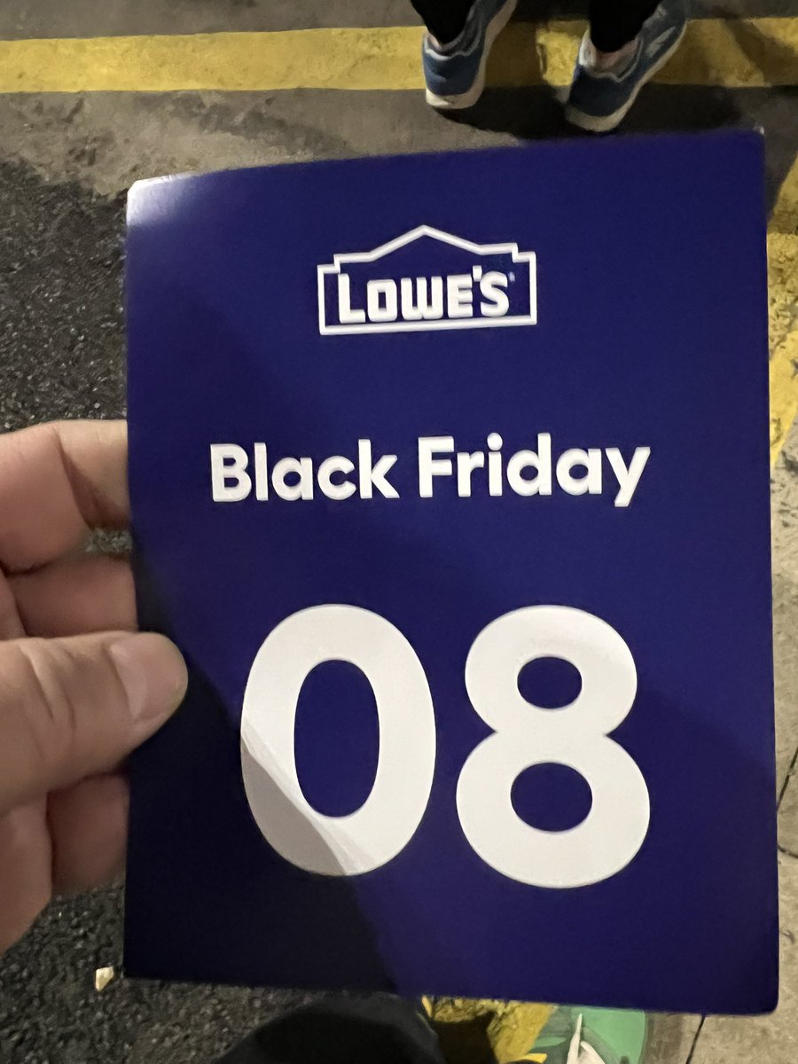 S10kun's tweet photo. 本場ブラックフライデー
10何年ぶりにならんだよ！
大手ホームセンターLowe’sに朝4:30に行ったが並んでいなかった。5時直前から一人ならんだからダッシュ!8番ゲット！
メンバー限定で福バケツ中に色々グッズと最高$2000の家電購入券ギフトあり！
残念ながらGet出来ず。来年持ち越しだ！気温-4°辛い！ https://t.co/2oW8FfloFg