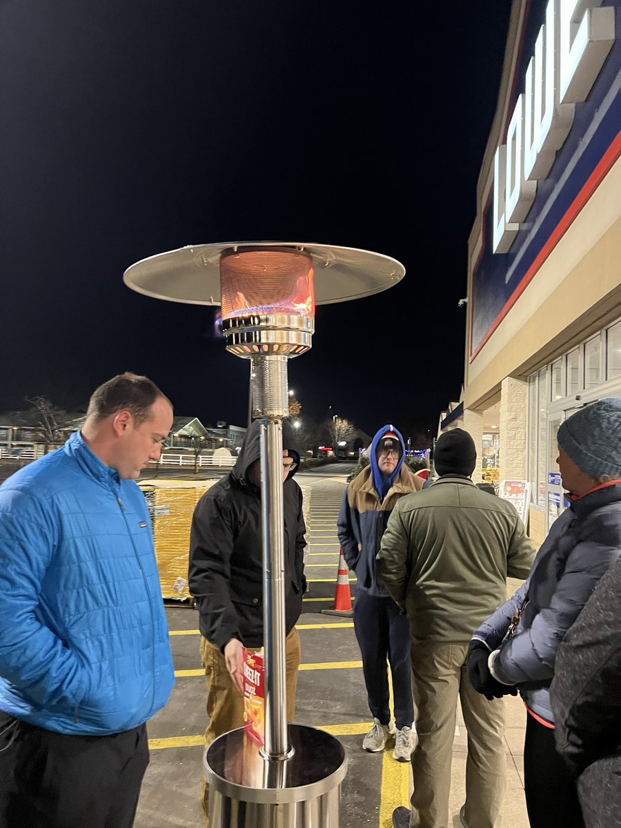 S10kun's tweet photo. 本場ブラックフライデー
10何年ぶりにならんだよ！
大手ホームセンターLowe’sに朝4:30に行ったが並んでいなかった。5時直前から一人ならんだからダッシュ!8番ゲット！
メンバー限定で福バケツ中に色々グッズと最高$2000の家電購入券ギフトあり！
残念ながらGet出来ず。来年持ち越しだ！気温-4°辛い！ https://t.co/2oW8FfloFg